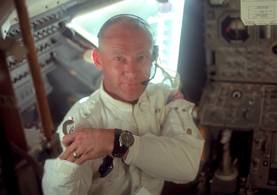 Buzz Aldrin purtand Omega Speedmaster in timpul misiunii Aplolo 11