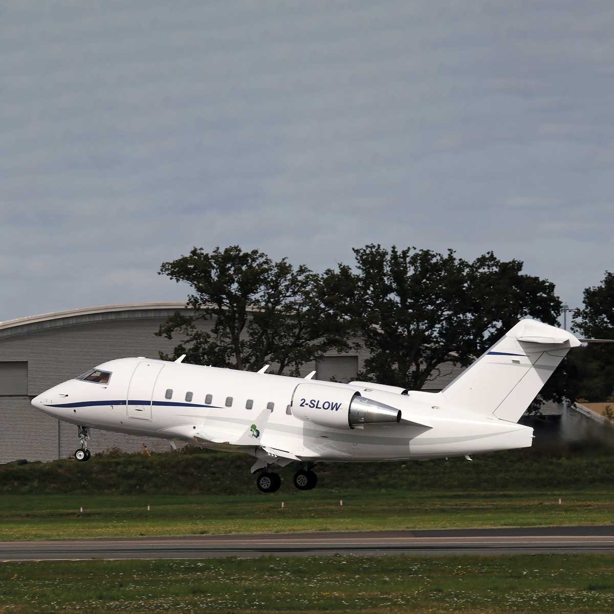Aviationtag Volare Aviation - Bombardier Challenger 604 - 2-SLOW White